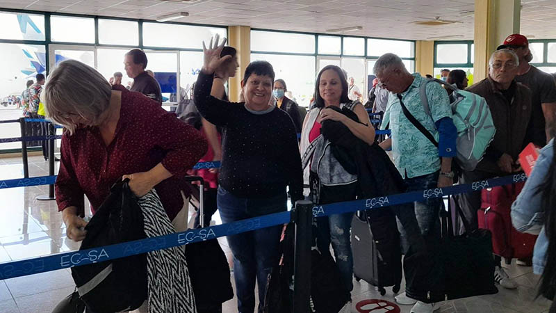 En este vuelo llegaron 163 pasajeros, que en su mayoría irán para seis hoteles del polo turístico holguinero. Foto: Lourdes Pichs WestJet 03