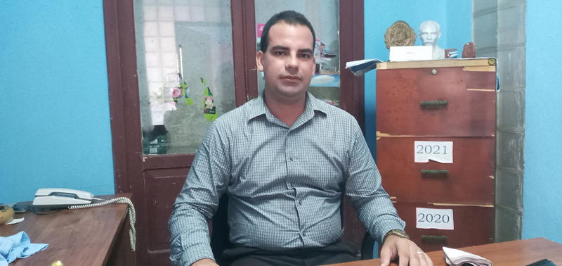 Osmar Shong Reyes, director de operaciones de la Empresa de Correos de Cuba en Holguin. Foto: De la autora. correosdecuba1