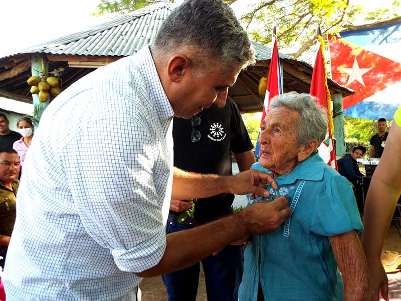 mujer Diosmani Pone el Sello a la Mujer Fundadora Campesina ATH