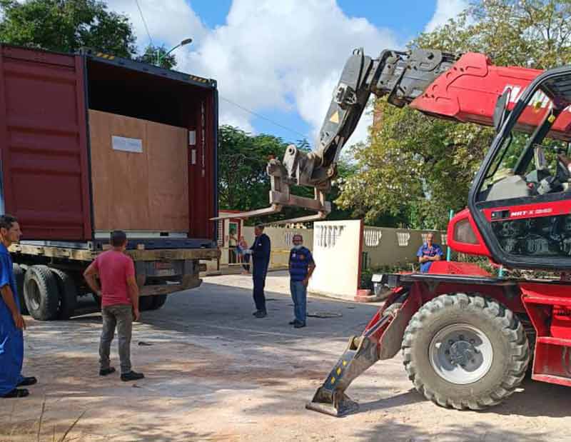 En hospital Lenin trabajadores de CEDAI en proceso de desmonte de la primera planta de oxígeno que llegó a la provincia, de las cinco previstas. oxígeno medicinal 306