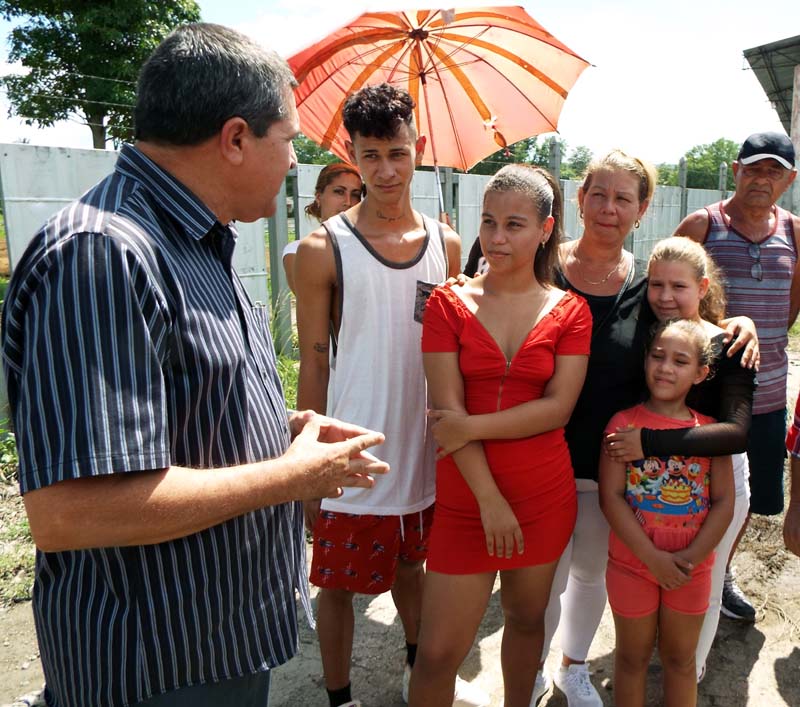 Ernesto Santiesteban, Primer Secretario del PCC en Holguín, intercambió con la familia beneficiada por la entrega de la vivienda. Obras Sagua de Tánamo 07