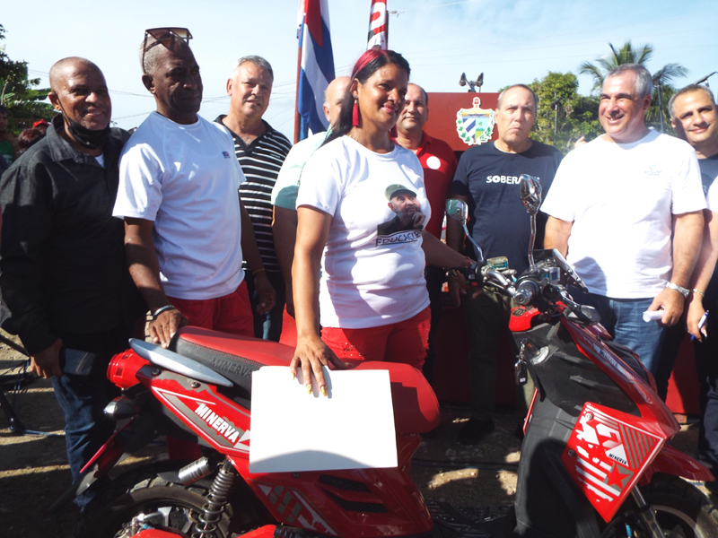 Laritza Vargas Riso, directora, recibió una motorina eléctrica, que le permitirá su movilidad por los centros de esta zona del Plan Turquino. Foto: Alexis del Toro. cientificos 09