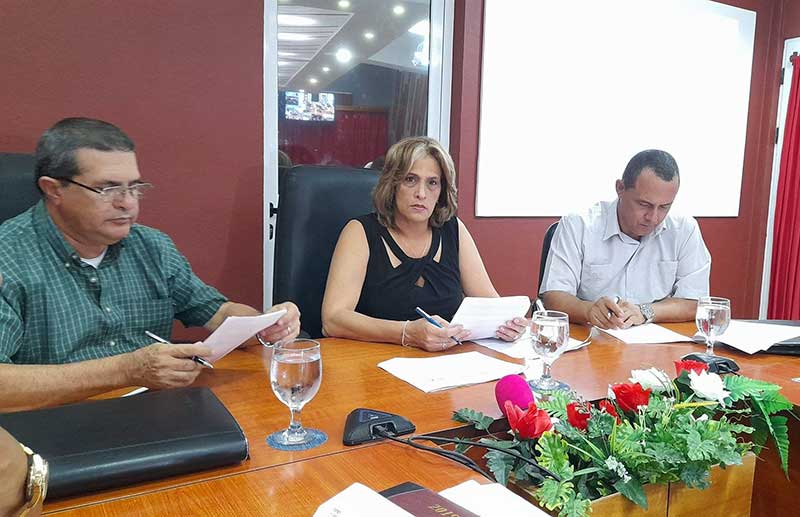 Ministra de Comercio Interior aseguró que hay garantía para desde el 1 de octubre comenzar la venta de los productos de la Canasta Básica en Holguín. Fotos de la autora ministra productos interior 1