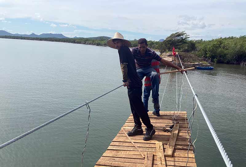 Constantemente se hacen pruebas de la consistencia del puente. puente colgante Gibara 1