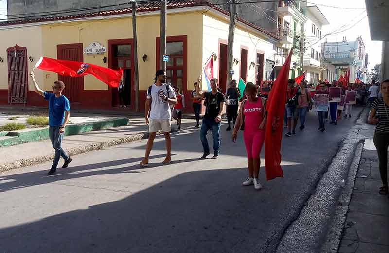 Jóvenes holguineros transitaron por la céntrica calle Frexes para apoyar la opción del Sí al Referendo. Fotos del autor sí porla familia 1
