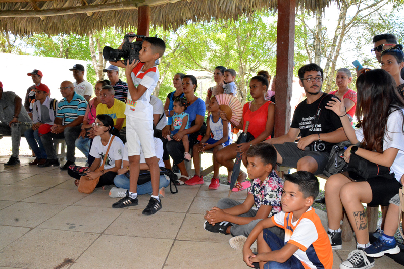 Naranjo Niño con camara