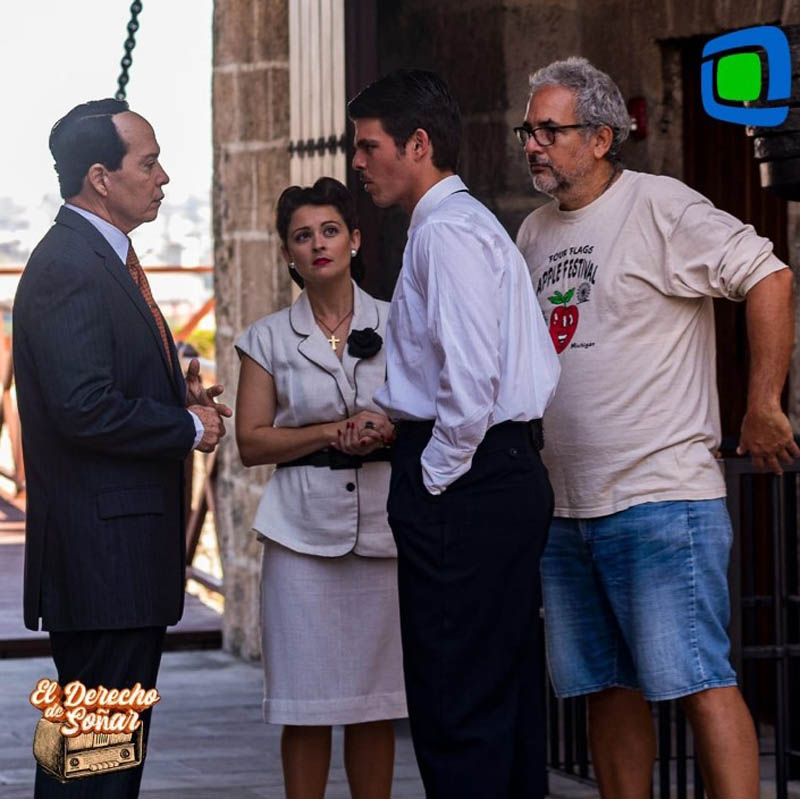 Preparando una escena, junto a los actores Roque Moreno y Clarita García y el guionista y director Alberto Luberta. Foto: Página oficial de El derecho de soñar Daniel Barrera 03