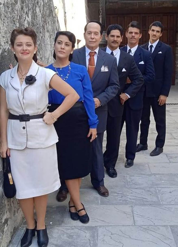 Junto a parte del elenco de El derecho de soñar. Foto: Grupo de Facebook El derecho de soñar Daniel Barrera 05