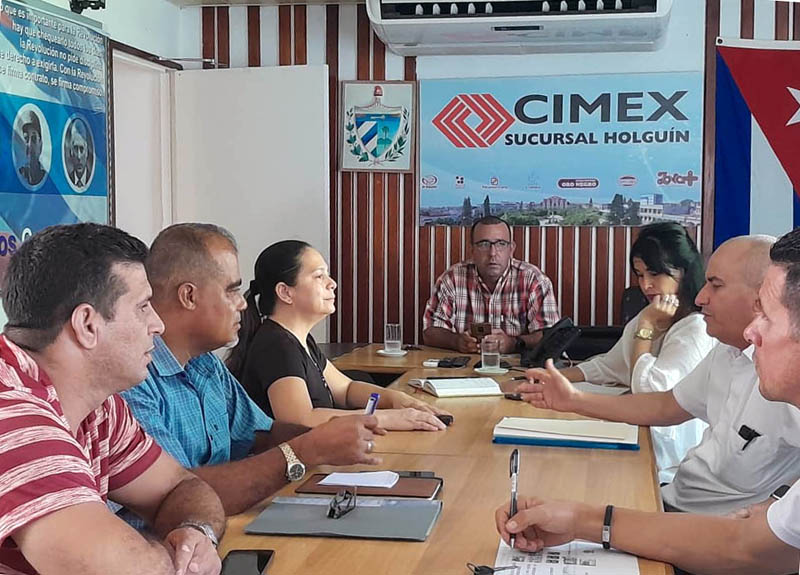 Luis Enrique Linares Expósito, junto a directivos, esclarece funcionamiento de las vías de pago electrónico en los Servicentros. cimex 1