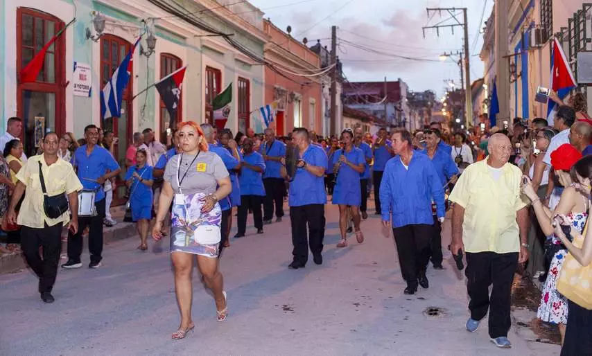 fkm0075 desfile f kevin