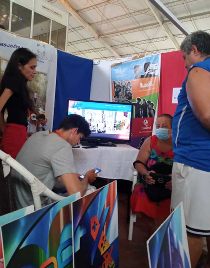 La población aclaró dudas con el personal de Joven Club presente en la Expoferia. fotojoven 75
