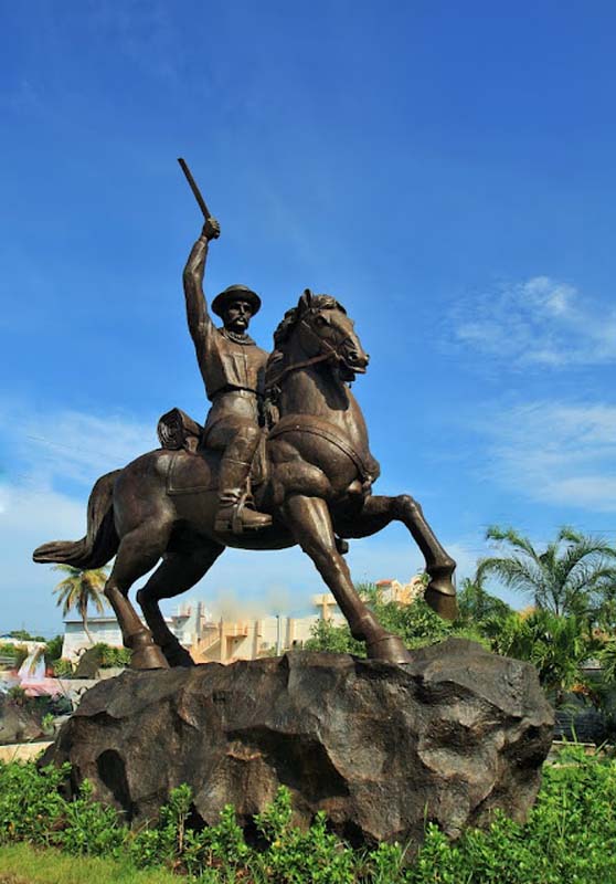 Monumento ecuestre erigido en Mayagüez, donde nacio. juan3