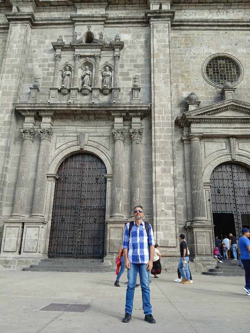 Frente a la imponente Catedral de Guadalajara. FIL México guadalajara 1