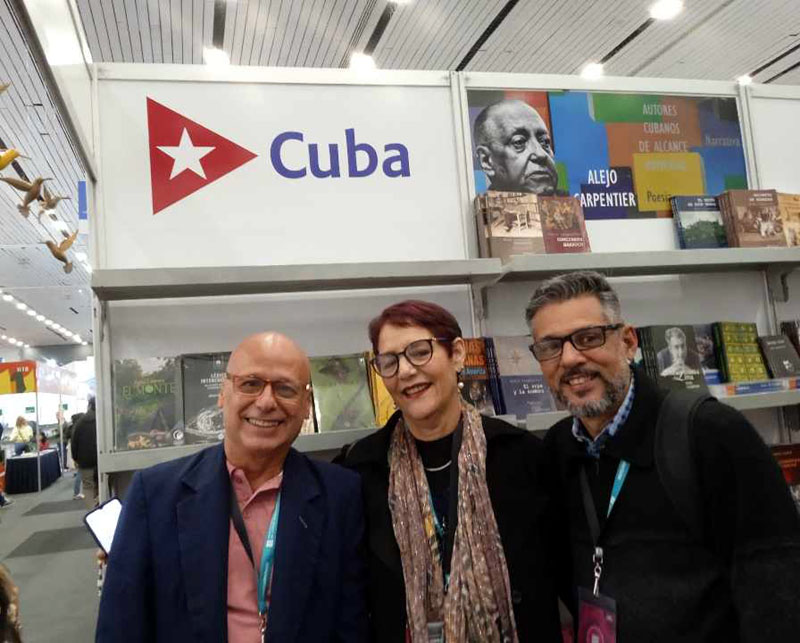 Con la escritora Laidi Fernández de Juan y el especialista Carlos Alberto Negrín, alma del stand de Cuba. FIL México guadalajara 2
