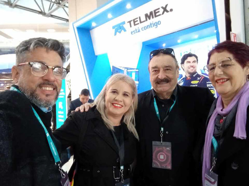 De derecha a izquierda, junto a la escritora Laidi Fernández de Juan, el politólogo Ignacio Ramonet y Sandra Sarmiento. FIL México guadalajara 4