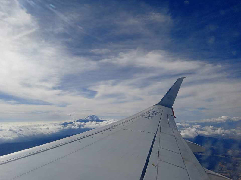 "El amanecer visto desde el Boeing 737 de Aeroméxico me regala la imagen imponente de las cumbres nevadas". FIL México 5