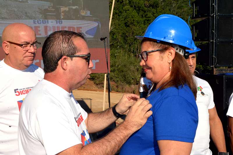 Holguín constructor bandera Medalla ATH