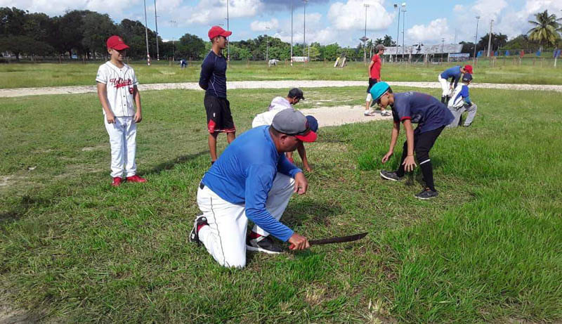En saludo al 65 aniversario de la Revolución, se realizó limpieza en áreas deportivas del beisbolito y softbol, del Combinado Deportivo Pedro Díaz Coello. Foto: Perfil de Facebook de la institución actividades revolución 5