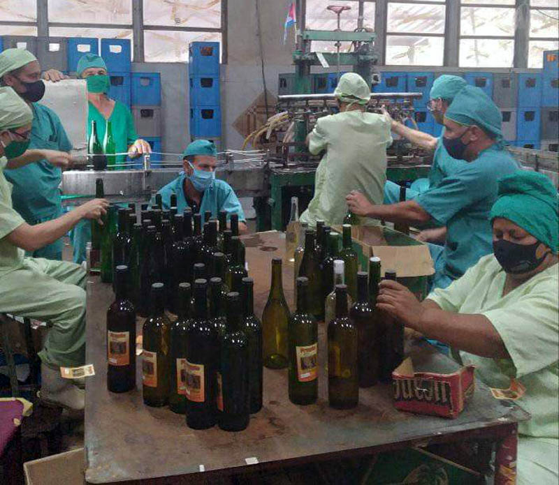 Trabajadores de Ember colaboran con su producciones para garantizar las actvidades de fin de año y en saludo al 65 aniversario de la Revolución. Foto: Perfil de Facebook de la institución actividades revolución 7