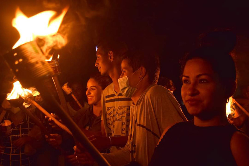 Los holguineros encendieron una vez más sus antorchas este 27 de enero, vísperas del aniversario 170 del natalicio de José Martí. Fotos: Heidi Calderón Antorchas 1