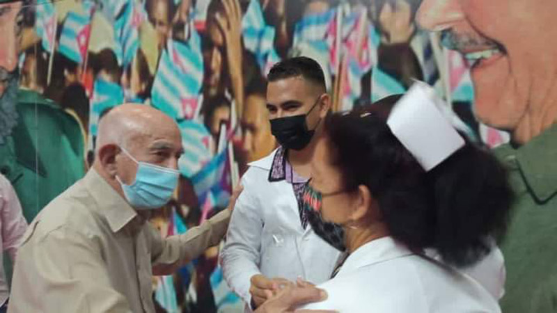 Momento en que son reconocidos el doctor Enrique y la licenciada Madelín, por doctor José Ramón Machado Ventura. Entrevista Médico 3