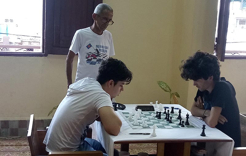 Luego de cuatro rondas José Avelino (izquierda) es uno de los que encabeza la justa con 3.0 unidades. Foto del autor ajedrez josé avelino elier