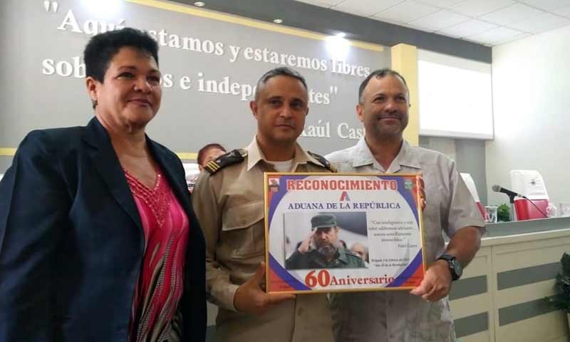 Fotos: Juan Carlos Rodríguez y la autora aduaneros aniversario 60 1