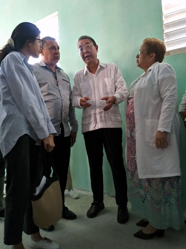 Ma Hui recibe información del funcionamiento de las plantas de parte de los doctores Julio Yamel Verdecia y Dra Amalia Pupo, director general de Salud Pública en la provincia y la directora del hospital Lenin, respectivamente. Foto: Ballester Garrido embajador China 2