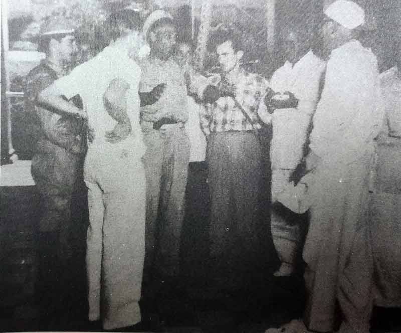 El doctor Alejandro Posada, a la derecha, director y cirujano de la Colonia Española, se niega a entregar a los combatientes heridos que estaban hospitalizados en la institución. Fotos de Archivo salvar Médico moncadistas 2