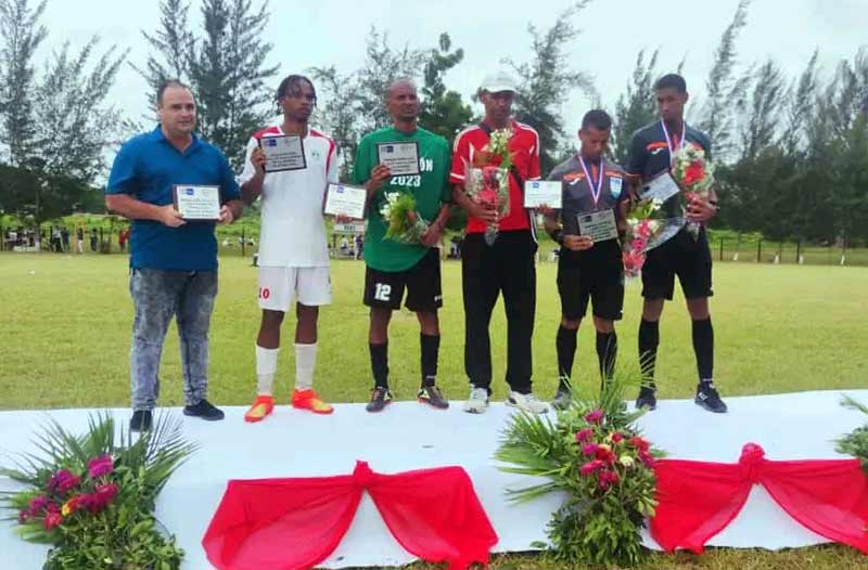 Cristian Valiente (número 10) fue premiado como máximo goleador y jugador más integral de la competencia: Fotos del autor fútbol panteras Hg 2