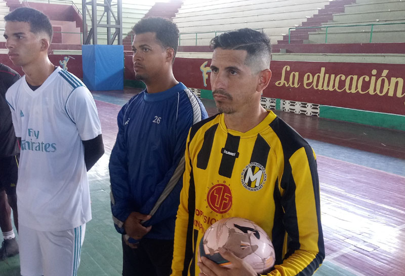 El internacional Karel Mariño (pullover amarillo) será clave en el resultado de Holguín. Foto del autor fútbol sala Karel Marino