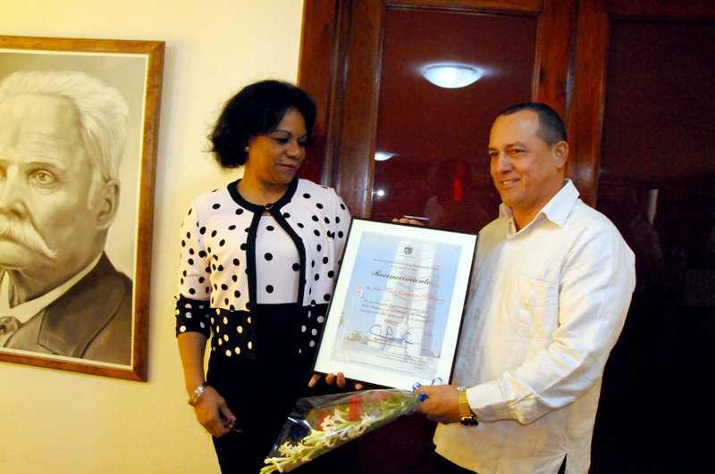 Julio César Estupiñán, gobernador saliente, recibe el reconocimiento de manos de la viceprimera ministra Inés María Chapman. gobernador julito 1
