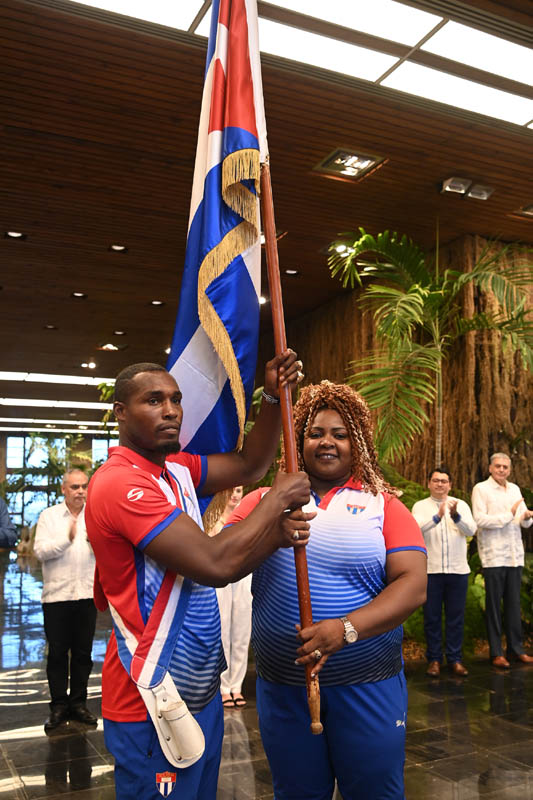 Julio César La Cruz e Idalys Ortiz, abanderados de la comitiva cubana. Foto: @PresidenciaCuba san salvador 3