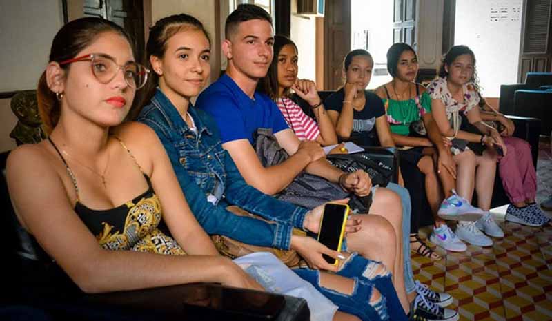 Jóvenes estudiantes de Periodismo participan en actividad por la constitución del Círculo Especializado de Fotografía Félix Arencibia. Prensa 3