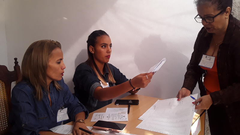 Claudia, en el centro, en funciones como suplente en mesa electoral. Fotos: De la autora claudia2