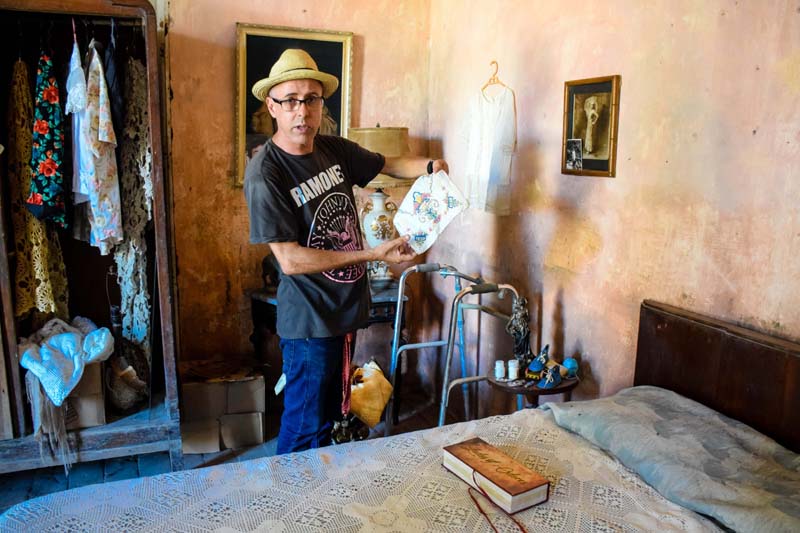 Alexis Albares Armas, director de Arte de la película El regresado, durante el rodaje en Gibara. hcs elregresado 4