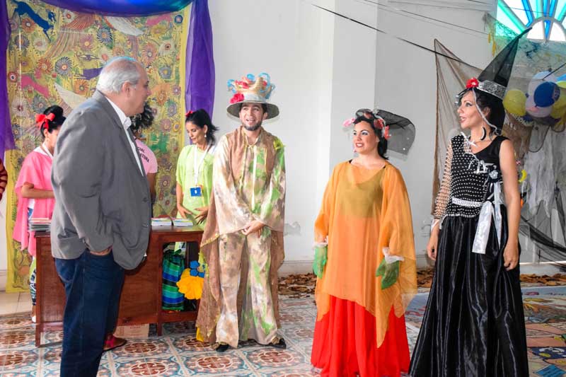 Ministro de cultura en AHS con artistas de Palabras al Viento. hcs ministroculturaFeriaLibro 02
