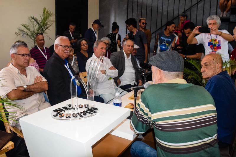 Ministro de cultura en panel Ediciones Holguín. hcs ministroculturaFeriaLibro 04