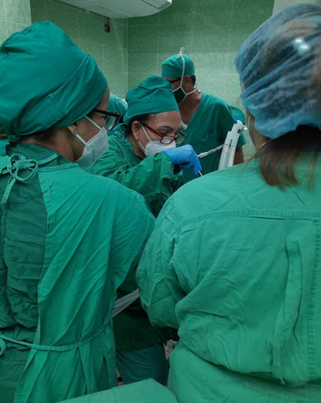 Este es un proceder de muchos riesgos y requerido de habilidad y profesionalidad del equipo actuante. niño salud6