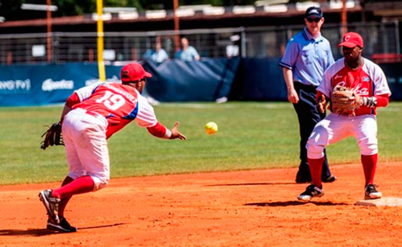 El torpedero holguinero Luis Raúl Domínguez (19) lleva ocho años en el equipo nacional y se ha convertido en una figura clave en la selección cubana. Foto: tomada de Internet Luis Raul Dominguez beisbol