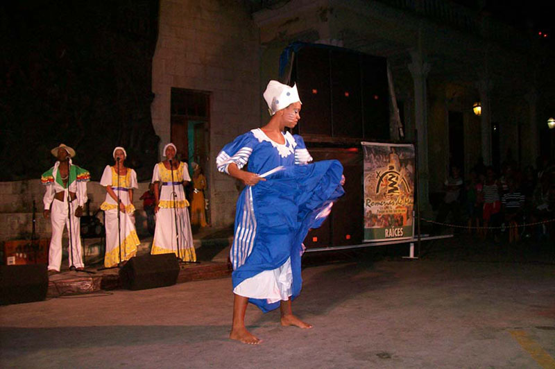 Raíces: Agrupación Folklórica invitada al evento frente al Mural Orígenes en el Parque de las Flores (2009) Rom 09 6