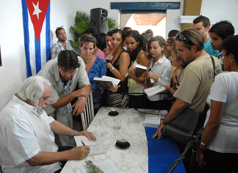 Memoria Nuestra: Daniel Chavarría firma libros a participantes (2011) Rom 11 2
