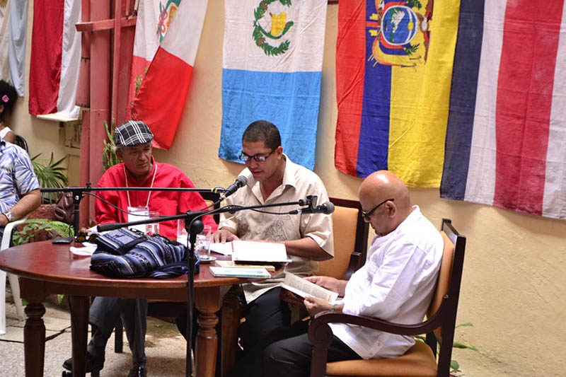 Poetas del Mund0: Kiuder Yero Torres, Secretario Nacional Cuba – Movimiento Poetas de Mundo, junto a Luís Arias Manzo (Chile), Fundador - Secretario General del Movimiento Poetas del Mundo (2012) Rom 12 3