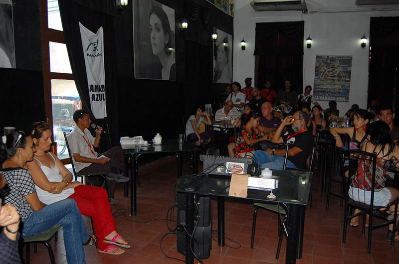 La Cámara Azul: Conversatorio en el Café Las Tres Lucías (2012) Rom 12 4