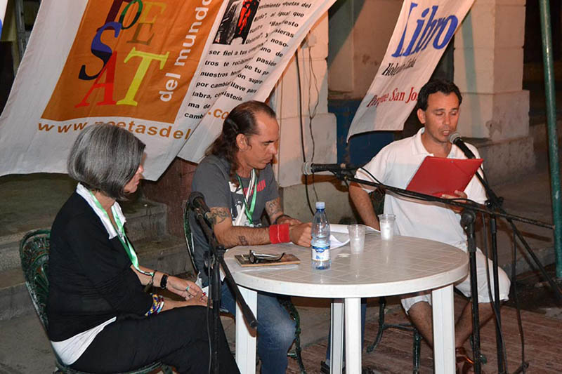 Lectura de Poesía en El Parque San José, a la izquierda Teresa Melo, organizadora principal del evento (2013) Rom 13 3