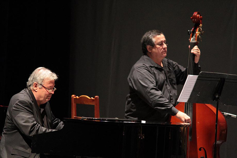 Misa Cubana, con José María Vitier y La Orquesta Sinfónica de Holguín en el Teatro Eddy Suñol (2015)) Rom 15 2