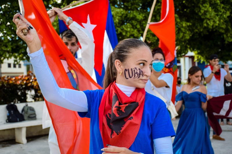 En el parque Calixto García artistas y delegados se unieron en los tradicionales "abrazos" contra el Bloqueo de Estados Unidos contra Cuba (2022) Rom 22 3