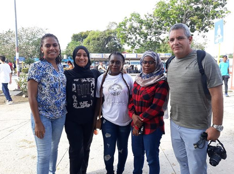 Segunda de izquirda a derecha en activoidad con el Icap. Foto: perfil de Facebook de Aicha Diallo González. jovenguineana 2