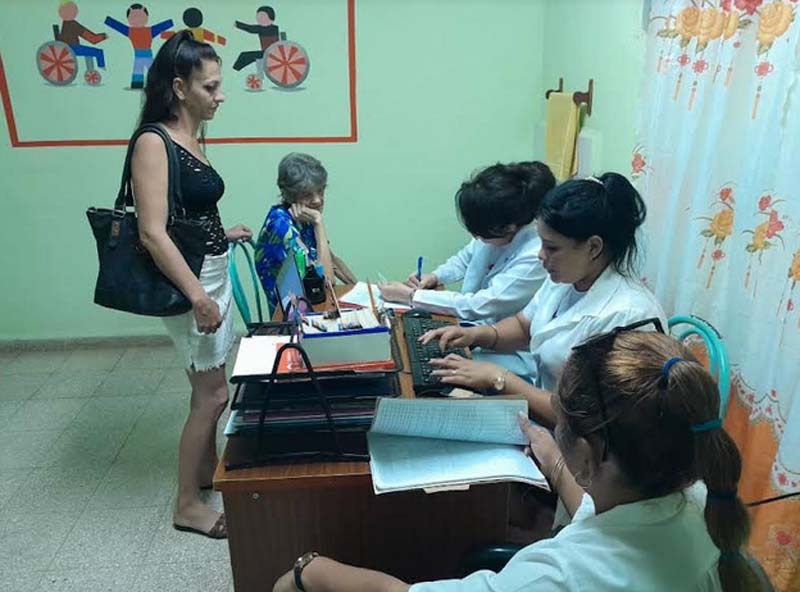 En el sitio clínico habilitado en el policlínico Máximo Gómez, la doctora Madelaine Hernández Fuentes junto a la defectóloga Yuliet Fernández y la licenciada Yuliet Vázquez Machado, jefa del servicio de Rehabilitación del centro, trabaja en la evaluación de personas con discapacidad. Fotos: De la Autora discapacidad estudio2