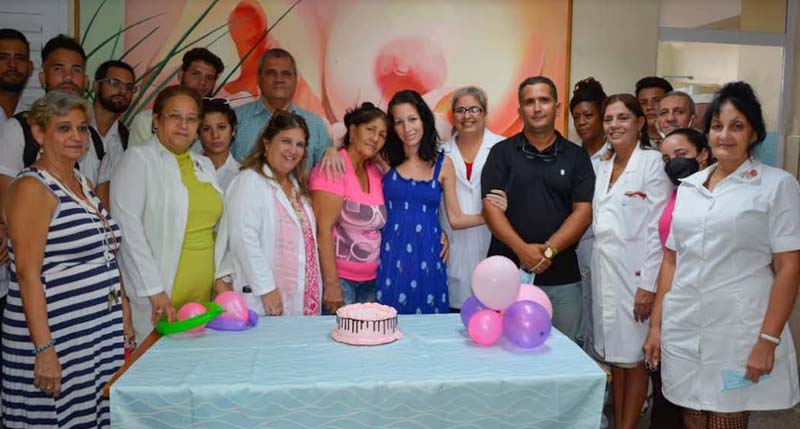 Isis (al centro) con parte del equipo del hospital Lenin, que luchó por su vida. Fotos: Élder y cortesía del Hospital Lenin paciente5